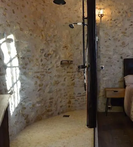 Tour Medievale Fortifiee Entierement Restaure *